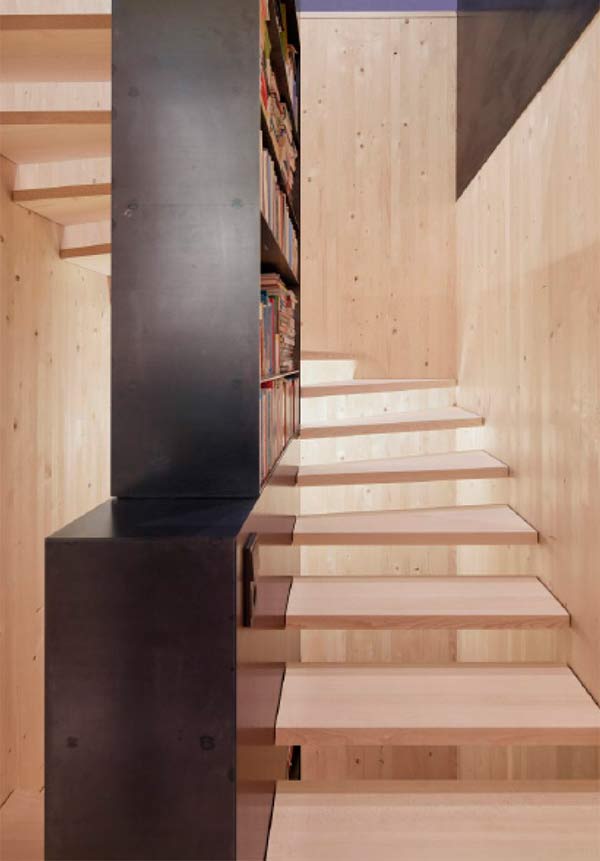 Vivienda en Austria. Escalera de haya. Firm Architekten. Foto: Adolf Bereuter.